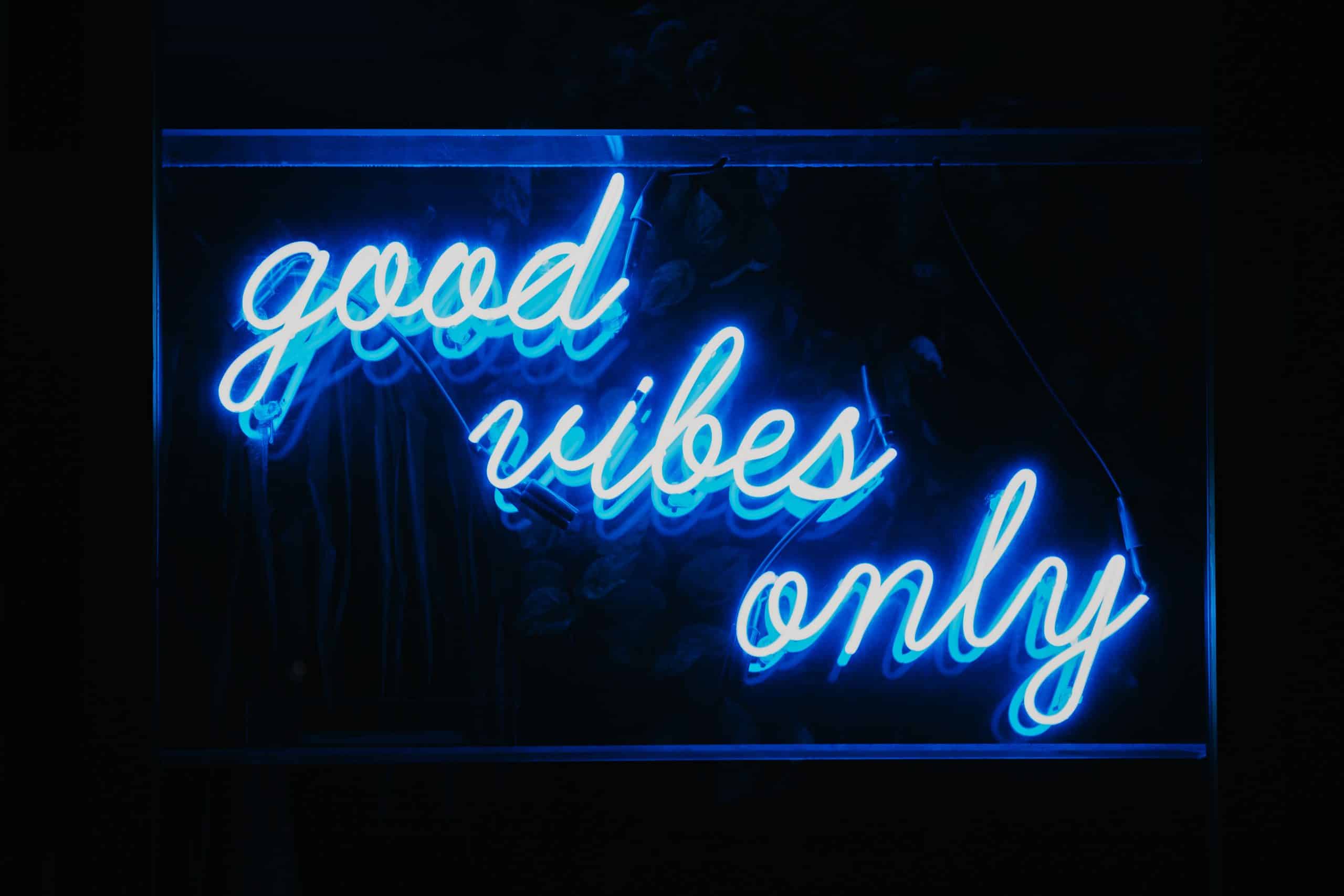 Neon word sign saying ‘good vibes only’
